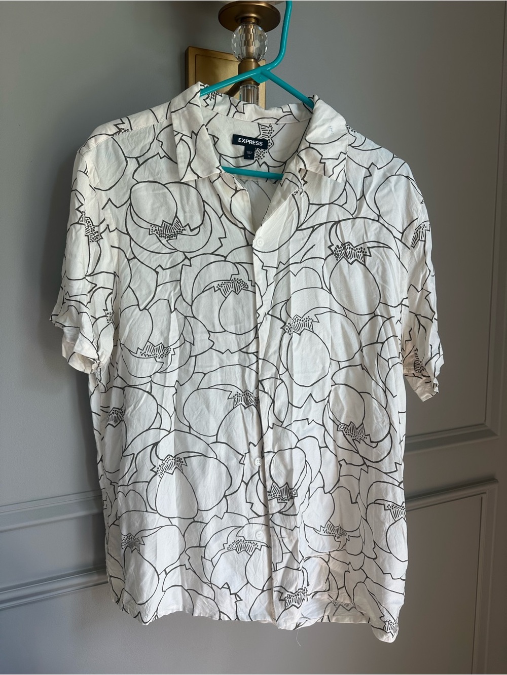 Express White Short-Sleeve Button-Up Shirt with Black Floral Outline